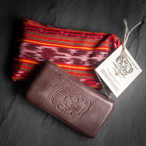 Sztabka Prawdziwego Kakao w wersji Premium, zapakowana w ręcznie wykonany przez Majów woreczek z tkaniny boho